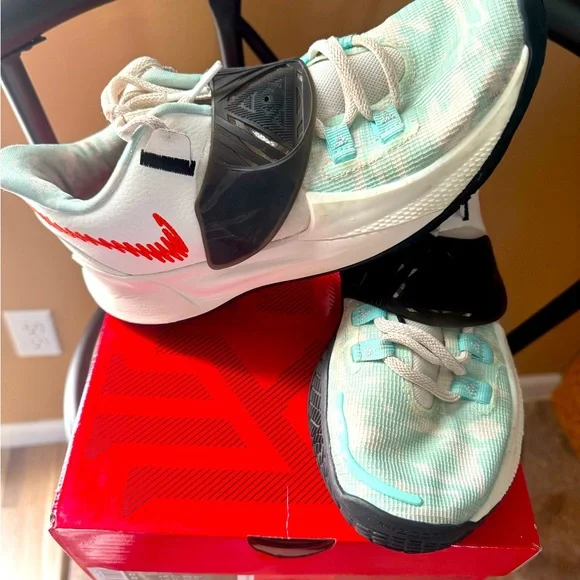 Nike- Kyrie Low 3 - Size-6.5